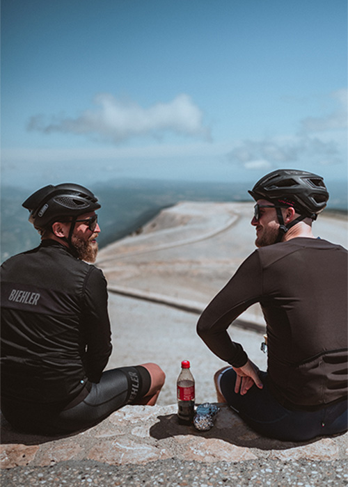 Zwei Herren mit einer ILEVE DISTRICT Velobrille mit Schweizer Technologie unterhalten sich auf dem Mont Ventoux