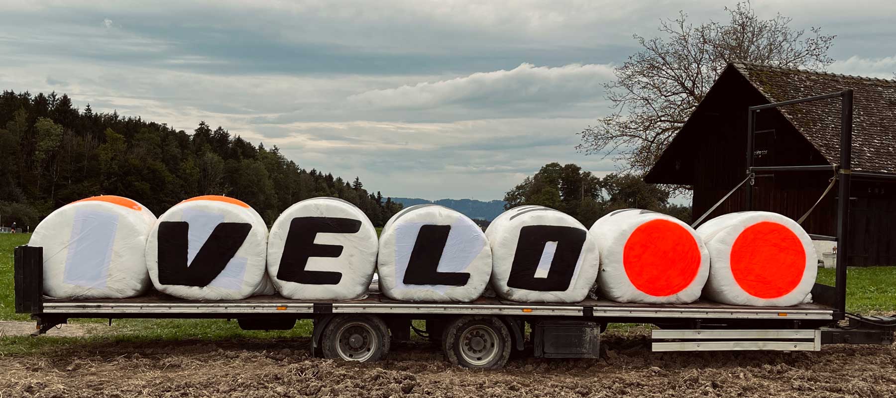 ILEVE DISTRICT bei den UCI Rad-Weltmeisterschaften in Zürich 2024. Das Bild zeigt die Buchstaben VELO, ein Synonym für ILEVE, was in einer alten Berner Sprache «Velo» bedeutet.